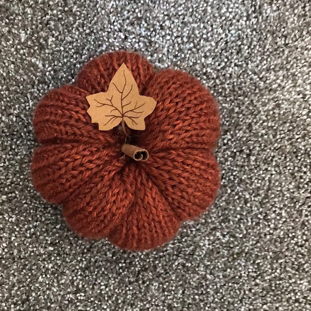 Knit red pumpkin